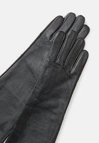 Coppia di guanti in pelle nera lunga distesi piatti con le dita estese, che mostrano una trama liscia e dettagli di cucitura su uno sfondo bianco.