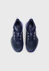 Jūros pajėgų sportiniai batai su tekstūruotu tinkleliu viršuje, guminis padas ir kontrastingi šviesiai purpuriniai akcentai. Yra raištelių sistema ir ženklinimas.