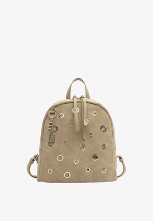 Beige suède rugzak met ronde uitsparingen, gouden accenten, dubbele schouderbanden en een handvat bovenaan. Voorzien van een decoratieve sleutelhanger.