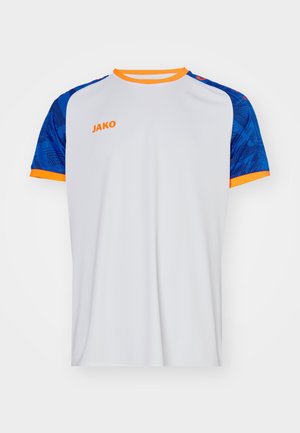 T-shirt de sport blanc avec des manches à motifs bleus et des accents orange au col et aux ourlets des manches. Nom de la marque "JAKO" affiché en orange.