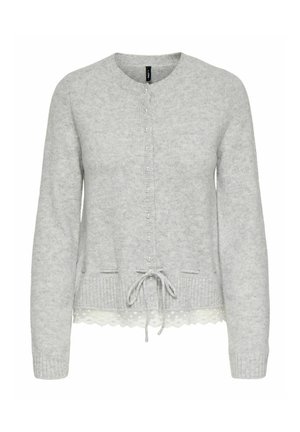 Szary dzianinowy kardigan z okrągłym dekoltem, zapięciem na guziki, ściągaczem w talii i koronkowym wykończeniem u dołu. Zawiera subtelne akcenty perłowe.