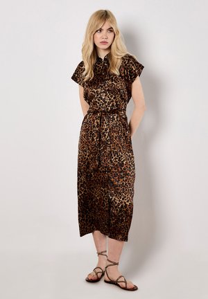 Abito midi con stampa leopardata, maniche corte, vita cintrata e morbida consistenza. Abbinato a sandali marroni con cinturini.