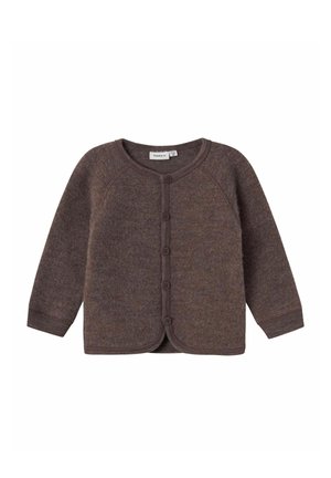 Cardigan bébé en laine marron à manches longues avec col rond, cinq boutons sur le devant et poignets côtelés.