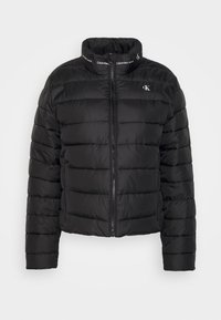 Černá péřová bunda s vysokým límcem, horizontálně prošívaným designem, předním zipem a logo Calvin Klein na límci a hrudi.
