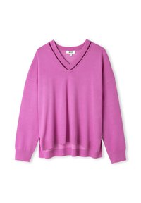 Roze gebreide trui met V-hals, voorzien van een dubbelgestikte halslijn en lange mouwen. De stof is zacht met geribbelde zoomdetails.
