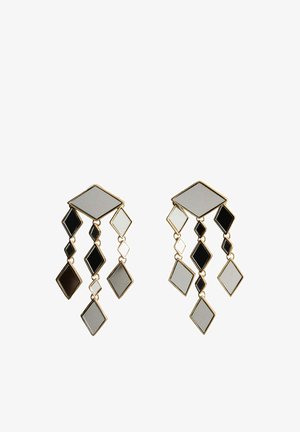 Kolczyki w geometrycznym kształcie diamentu w czarno-białych kolorach, oprawione w złoto, z trzema zwisającymi pasmami na przemian kolorowych diamentów.