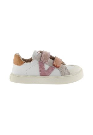 Witte lage sneaker met roze en beige suède banden, een roze suède zijkantdetail en een beige suède hielriem.