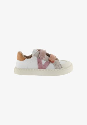 Baskets basses blanches avec des bandes en daim rose et beige, un détail latéral en daim rose et une languette de talon en daim beige.