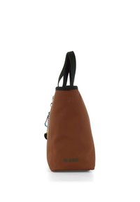 Brązowa skórzana torba o kształcie trójkąta, z zielonym uchwytem i subtelnym logo. Zawiera kolorowe breloczki przypięte do zamka.