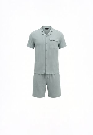 Chemise à manches courtes à boutons avec poche poitrine et short assorti à cordon de serrage en tissu côtelé gris clair.