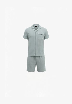 Chemise à manches courtes à boutons avec poche poitrine et short assorti à cordon de serrage en tissu côtelé gris clair.