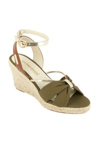 Sandalo con zeppa in tessuto oliva, con una parte anteriore annodata, cinturini metallici dorati e un accento in pelle color cuoio. Presenta una suola in iuta intrecciata.