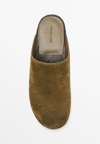 Semišové slip-on boty v olivově zelené barvě, s kulatou špičkou a hladkým koženým stélkou, s viditelným šitím podél okrajů.
