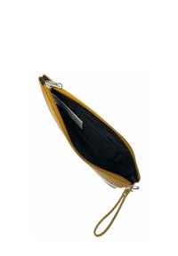 Clutch in pelle gialla con chiusura a zip, interno nero e cinturino per il polso. Presenta una tasca interna per l'organizzazione.