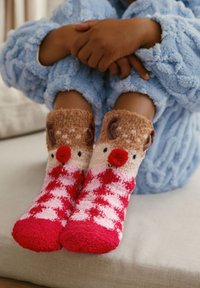 Jaukus kojinės su elnių motyvu rudos, raudonos ir rožinės spalvos, su pūsta tekstūra, vaizduojančios linksmą dizainą su nosimi, ragais ir languotu raštu.