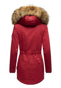 Raudona insulated striukė su dirbtiniu kailiniu gaubtu, lieknintu liemeniu, ilgomis rankovėmis ir subtiliai įspaustu logotipu apačioje. Lygi, blizgi apdaila.