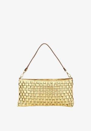 Pochette intrecciata dorata con finitura testurizzata, dotata di tracolla in pelle marrone e dettagli in metallo. Forma rettangolare, chiusura con cerniera.