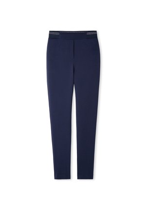 Pantalones azul marino ajustados con frente plano y cintura elástica que presenta detalles sutiles de rayas blancas.