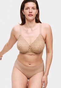 Nude BH mit floralen Spitzendetails, geformten Cups und verstellbaren Trägern. Passende hautfarbene High-Waist-Bikini-Slips, nahtloses Design.