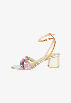 Sandalo con tacco multicolore con cinturini metallici rosa, verde e blu, dotato di un tacco a blocco dorato e cinturino alla caviglia.