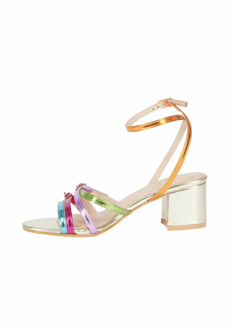 Sandalo con tacco multicolore con cinturini metallici rosa, verde e blu, dotato di un tacco a blocco dorato e cinturino alla caviglia.