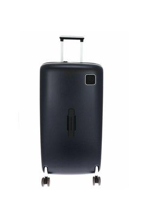 Valise rigide noire à quatre roues, avec une poignée argentée rétractable et un petit logo carré près du coin supérieur.