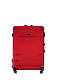 Roter hartshell Koffer mit strukturierten Oberflächen, horizontalen Rillen und einem ausziehbaren Griff. Verfügt über vier schwarze Rollen für Mobilität.