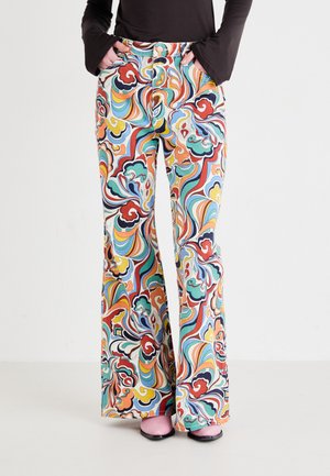 Pantaloni svasati in fantasie multicolori a vortice, con tonalità di rosso, blu, giallo e verde; realizzati in cotone textured con tasche frontali.