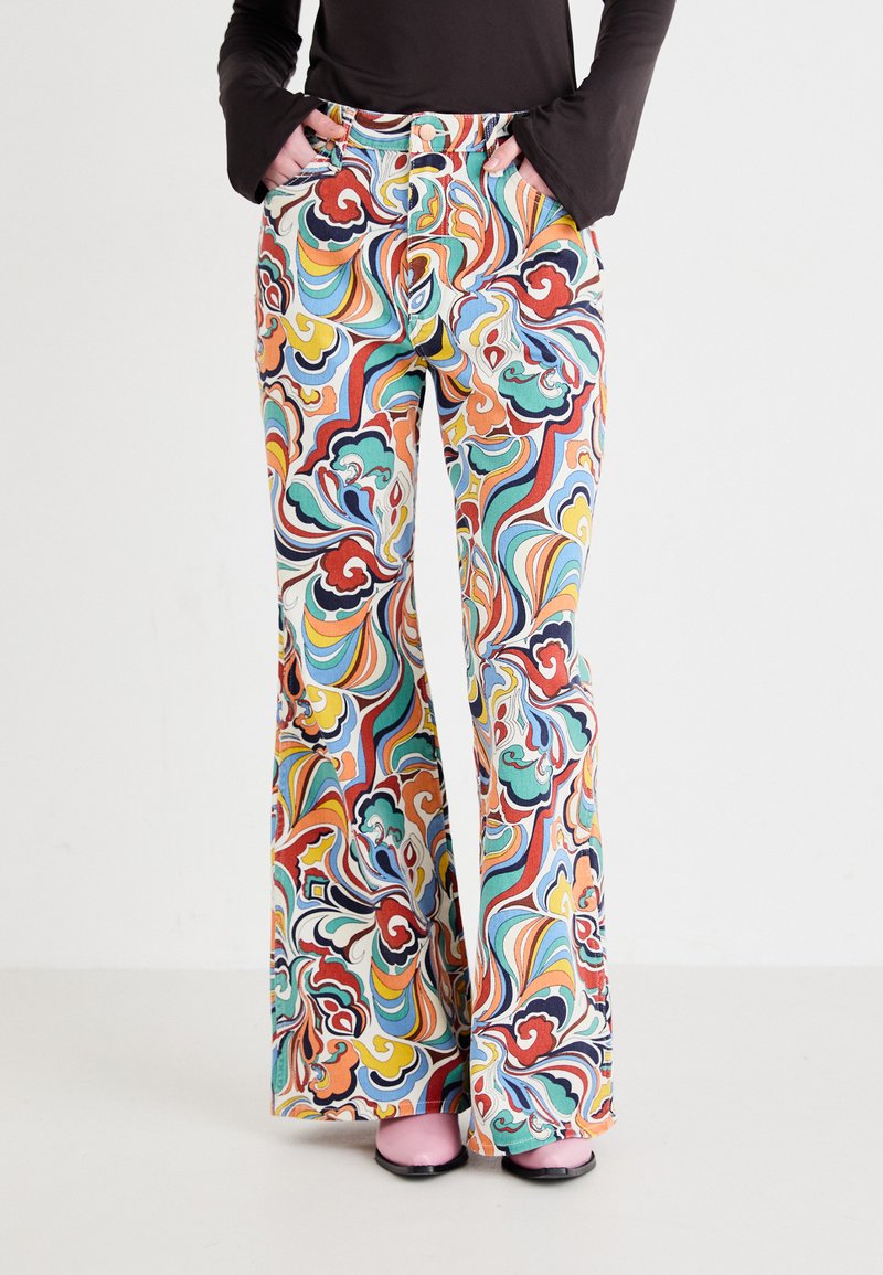 Pantaloni svasati in fantasie multicolori a vortice, con tonalità di rosso, blu, giallo e verde; realizzati in cotone textured con tasche frontali.