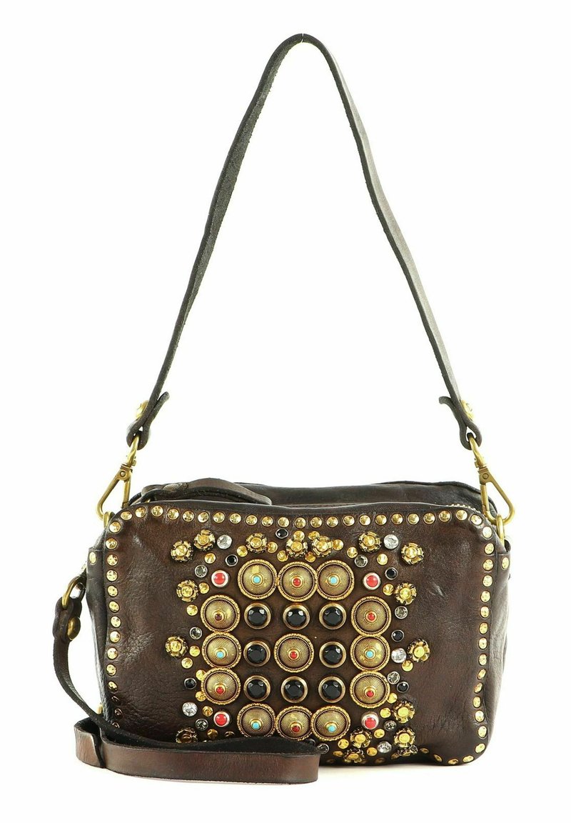 Borsa a spalla in pelle marrone con borchie dorate e colorate. Presenta una forma rettangolare e un pannello frontale decorato con accenti circolari.