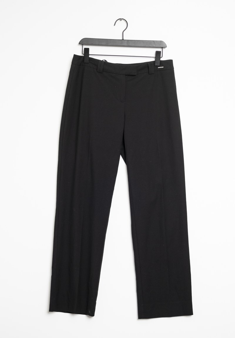 Pantalon formel noir avec passants de ceinture suspendu sur un cintre noir sur fond blanc.