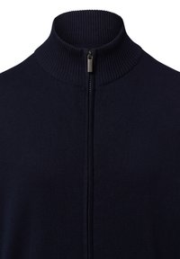 Granatowy sweter zapinany na zamek z wysokim ściągaczem i gładką fakturą, z metalowym zamkiem błyskawicznym i dopasowanym krojem.