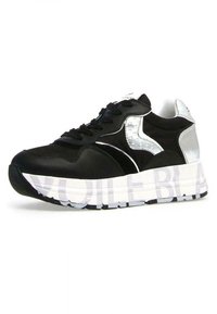 Sneakers atletici neri con accenti argento, tessuto testurizzato, una suola bianca prominente con un logo e pannelli in rete a contrasto.
