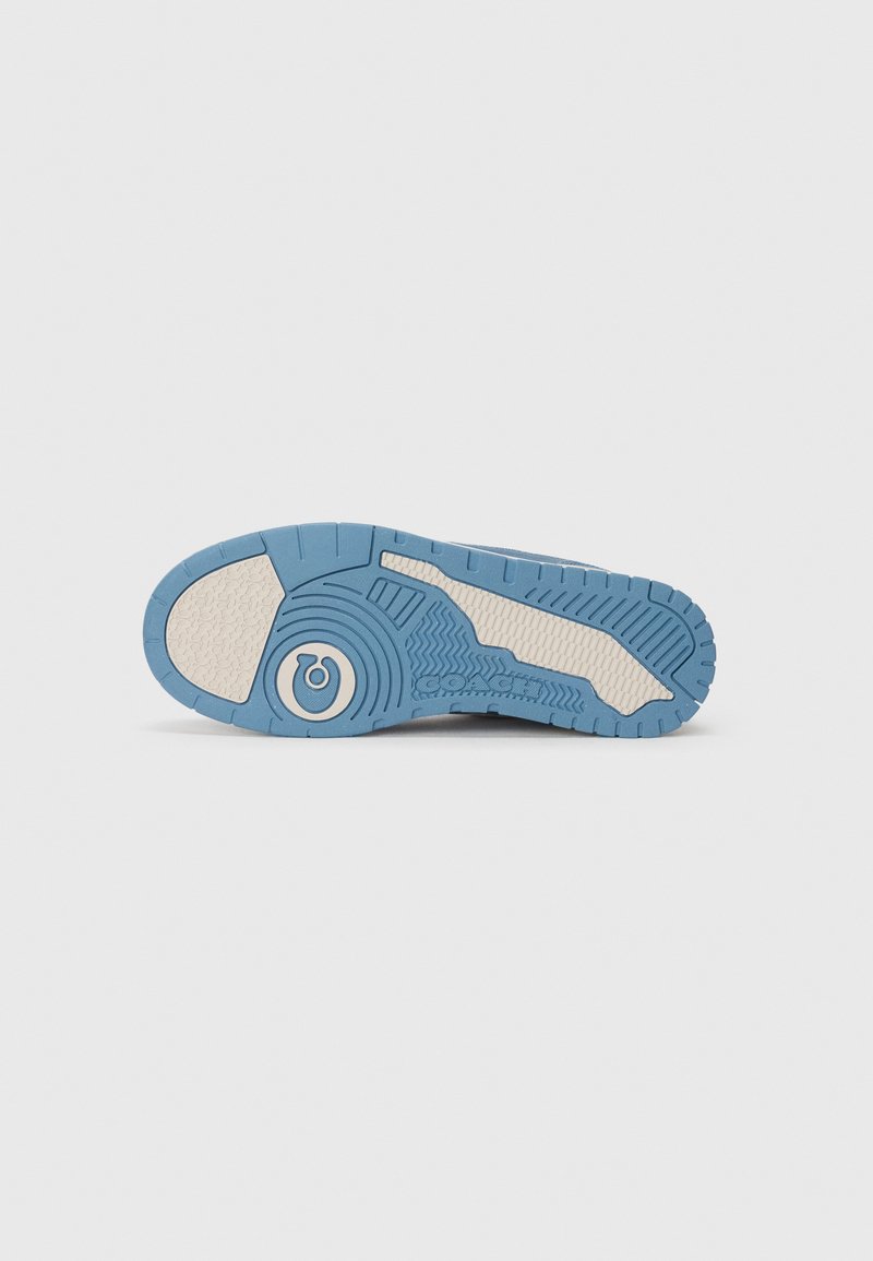 Blå gummisula till sneakers med strukturerad design, med vita accenter och ett cirkulärt emblem. Strukturerade spår ger grepp.