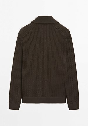 Pull en maille torsadée marron foncé avec manches longues, poignets et ourlet côtelés, et un petit col montant, vu de dos.