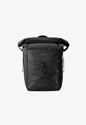 Schwarzer Rolltop-Rucksack mit strukturierter Oberfläche, ausgestattet mit einem vorderen Bungee-Kordeldesign, verstellbaren Trägern und einem oberen Tragegriff.