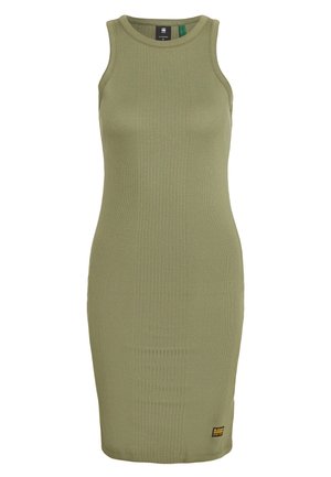 Robe olive sans manches côtelée longueur genoux avec un col rond et une petite étiquette noire et jaune près de l’ourlet.