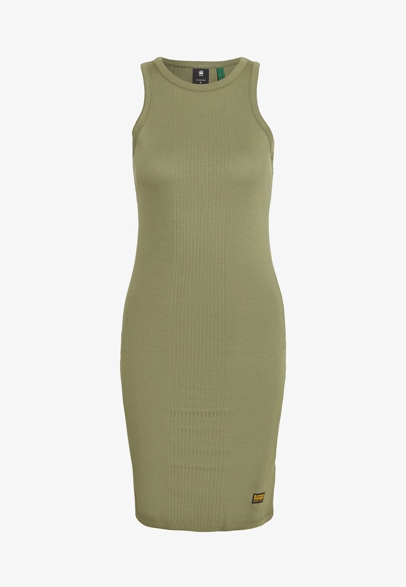 Robe olive sans manches côtelée longueur genoux avec un col rond et une petite étiquette noire et jaune près de l’ourlet.