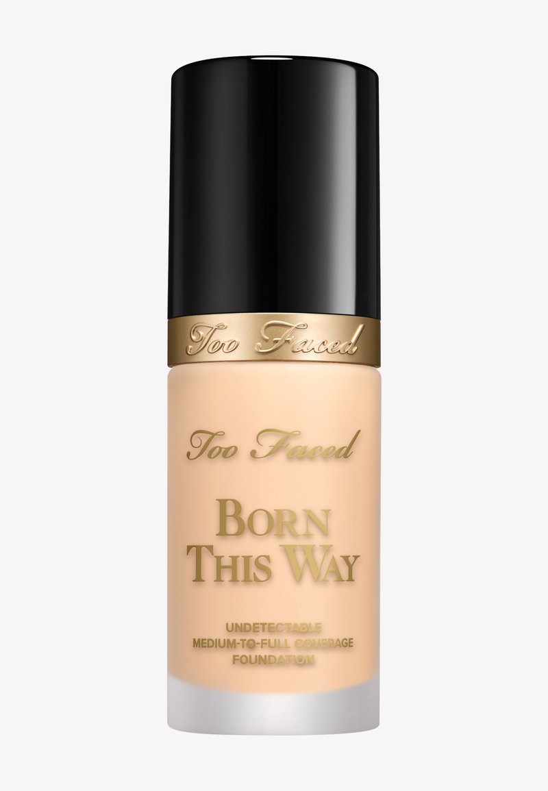 Too Faced Born This Way Foundation in einer mattierten Glasflasche mit schwarzem Deckel und goldenen Akzenten, gekennzeichnet als mittlere bis volle Deckkraft.