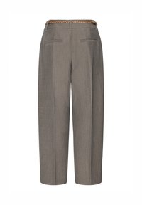 Graue weite Hosen aus strukturiertem Stoff, mit zwei Gesäßtaschen und einem geflochtenen braunen Gürtel. Besitzt ein maßgeschneidertes Design mit klaren Linien.