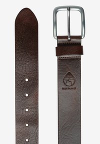 Bruine leren riem met een gestructureerde afwerking, zilveren rechthoekige gesp en vijf gaatjes voor aanpassingen. Heeft een gecorrodeerd logo.