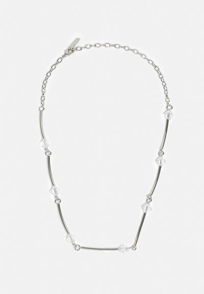 Collana in argento caratterizzata da barre di metallo lisce intervallate da bead geometrici trasparenti, che mettono in risalto un design elegante e minimalista.