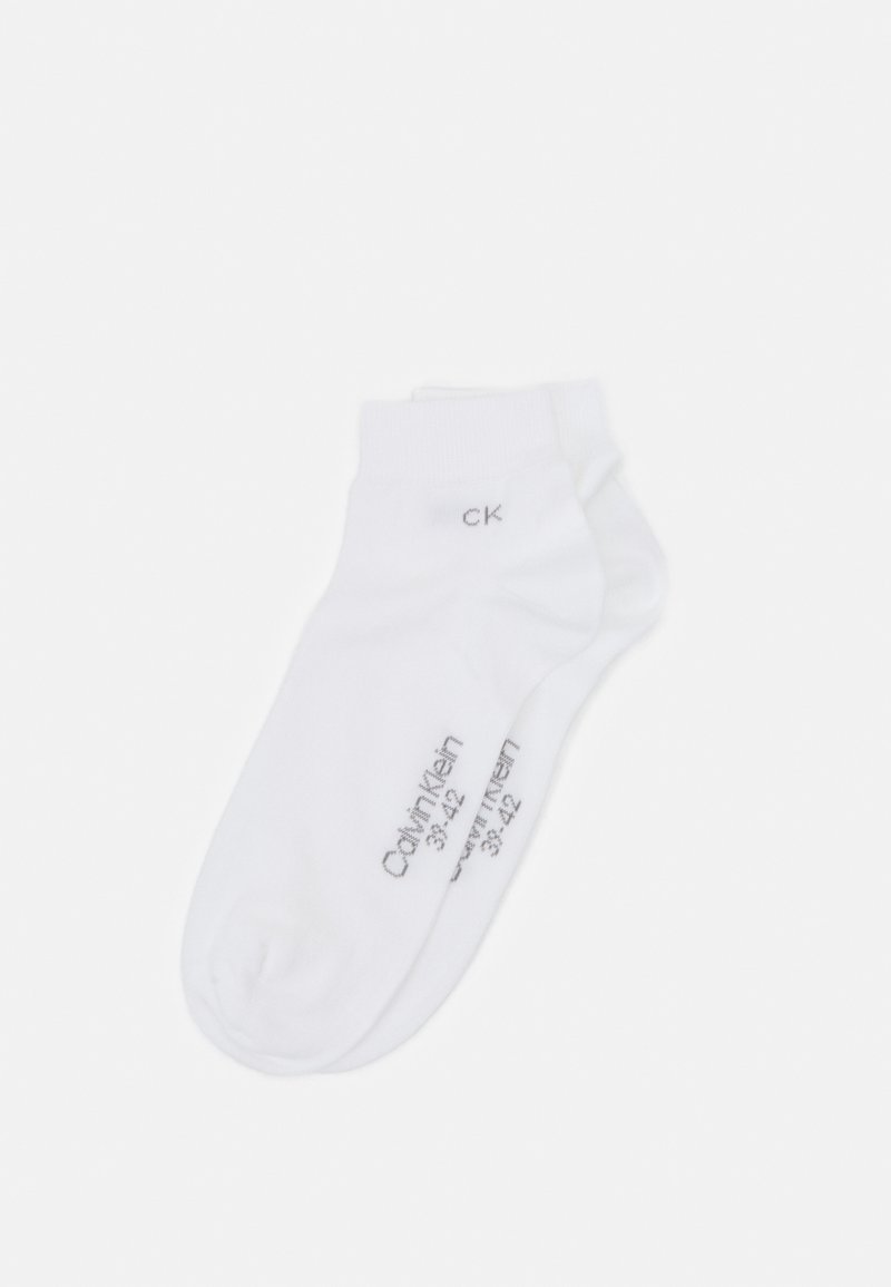 Calzini bianchi alla caviglia in misto cotone con polsini elasticizzati e marchio designer stampato. Presentano una texture liscia e punte arrotondate.