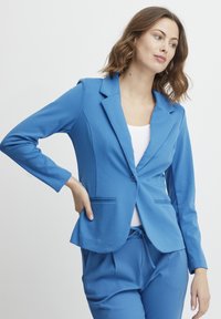 Blå kvinnor blazer i ett smidigt tyg med en figurnära design, enkel knäppning framtill och två framfickor. Skräddarsydda ärmar med en spetsig krage.