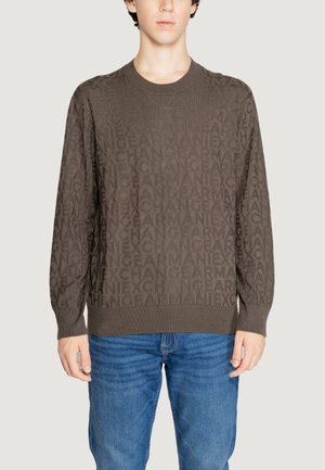 Maglione marrone a maglia con un design testurizzato caratterizzato da un motivo con il nome del marchio, scollatura rotonda e polsini e orlo a costine. Abbinate a jeans blu.