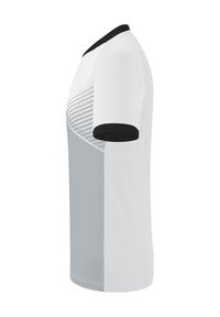 Maglietta sportiva a maniche corte di colore bianco con accenti grigi, caratterizzata da un motivo a strisce diagonali e colletto nero. Realizzata in tessuto leggero e testurizzato.