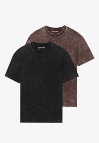 Două tricouri cu guler rotund afişate împreună, unul în negru estompat şi celălalt într-o nuanţă de maro estompat. Ambele au un aspect moale, texturat.