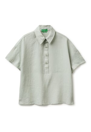 Hellgraues Kurzarmhemd mit spitzem Kragen und einer Drei-Knopf-Leiste, flach auf weißem Hintergrund liegend.