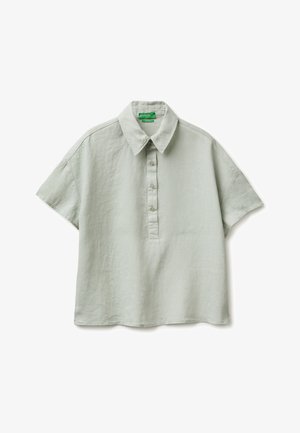 Jasnoszara koszula z krótkim rękawem, z pointed collar i patką na trzy guziki, rozłożona na białym tle.