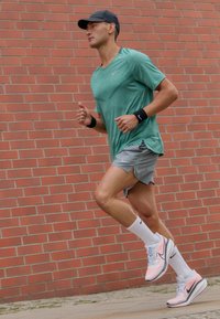 Nike Performance VOMERO - Chaussures de running sur route - summit white/thunder blue/total orange/white/soft yellow